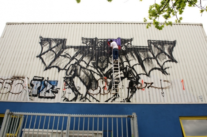 Benuz from Mexico paints a large size mural in Heerlen