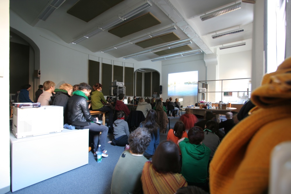 Besucher beim Vortrag von Gould in der HfBK- Dresden 2008